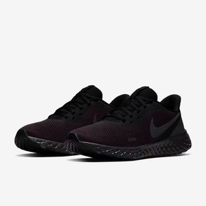 Nike revolution all black